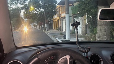 Uma rapidinha no carro na luz do dia