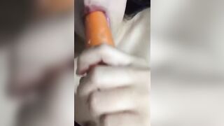 Me Puse a Chupar y Meterme Una Zanahoria Por Mi Apretado Coñito Antes De que Mis Papás Lleguen