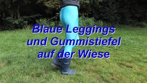 Blue leggings and rubber boots in the meadow - Blaue Leggings und Gummistiefel auf der Wiese