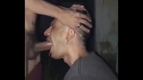 Novinho de 22cm encheu minha cara de leite depois da mamada