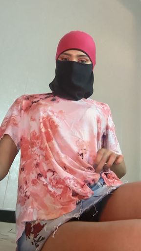 Amateur onlyfan shows off her ass