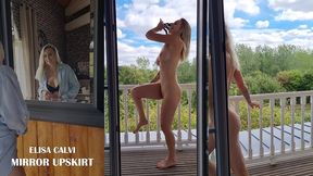 bonus de la video upskirt devant le miroir je me deshabille rien que pour toi ...