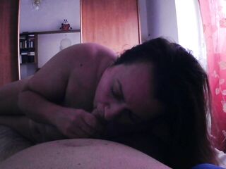 POV Anais fa un intenso pompino sul letto e riceve una bella schizzata in cambio