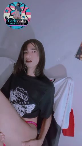 Carlezinha — Puta TRANS nua rebolando de cropped, com pica dura escapando calcinha, pingando