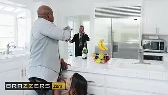 Hot - PAWG Lela Star cucks man for black bull