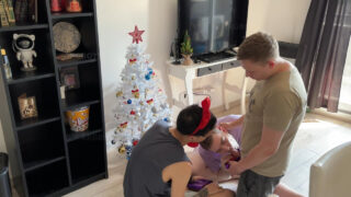 Sert, korunmasız üçlü seks: iri penisli erkekler, genç, zayıf Avrupalı eşcinsel fahişeleri yoğun oral seks ve ağızdan boşalma ile beceriyorlar.