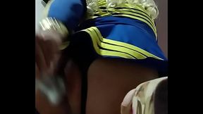 Trans cheerleader acarezza il suo ano con un oggetto di metal o liscio