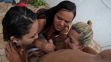 Brincadeira na piscina com três amigas