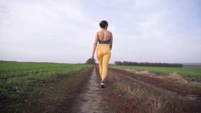 Ravishing COUGAR taunts her wet booty in leggings in nature