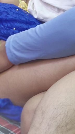 Delivery Boy ko Mili Choot mein Ungli Karti hui bhabhi   Clip 1