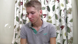 El joven virgen Joey Landers le hace una mamada a la gran polla del viejo Lukas Grande antes de follarlo analmente a pelo y darle creampie en POV