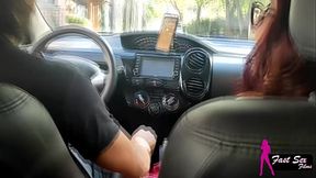 MOSTREI MINHA RABA NA RUA E O ENTREGADOR DE APLICATIVO ME CHUPOU NO CARRO - I SHOWED MY ASS ON THE STREET AND THE APP DELIVERY GUY SUCKED ME OFF IN THE CAR