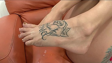 Sadie West Gets Turned On When Her Feet Are Worshiped And Spooged On
