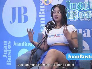 ¡La latin chick aceitada con HERMOSAS TETAS Kataleya Ross se sube a la máquina vibradora hasta correrse!