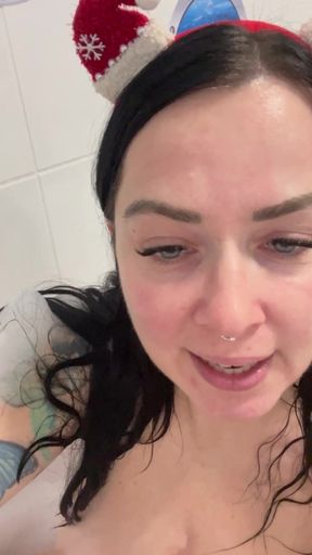 I fuck my horny milf pussy