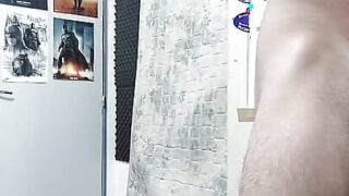 Chlupatý španělský medvěd amatér dostane do zadku bušený velkým neobřezaným penisem, zatímco si hladí vlastního