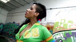 Adolescenta latină excitată, Afra Red, futută anal de un pula mare