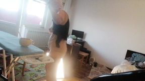 Sexy wife doing chores in the house naked. Cumshot in the wife's big ass. Hot foreplay with a partner, massage with oil