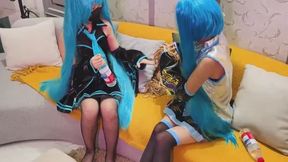 Double Hatsune cosplayer