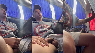 Bati uma punheta no fundão do ônibus e gozei