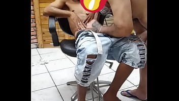 BARBEIRO COROA SAFADAO  CHUPANDO PAU DO NOVINHO HETERO