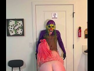 Thick White Hoe Keytheslurpologist Gets That Moist Soaked Wild Cunt Handled By Gibby The Clown!