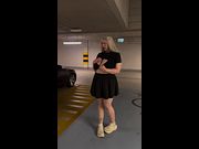 Gorąco w tej Warszawie…  Gruba torta pokazuje cycki na parkingu 😈