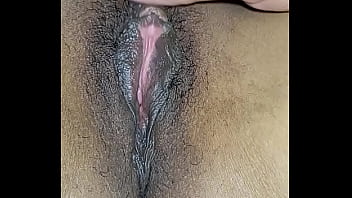 Mostrando su Cuca vagina y cl&iacute_toris para ustedes