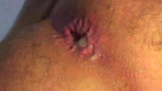 Ação anal gay bareback quente terminando com gozo cremoso dentro