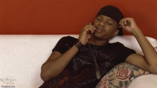 O enorme pênis do negão é chupado e penetra um cu gay apertado numa foda quente.