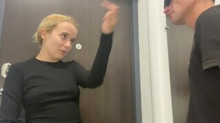 The delivery guy arrives and starts sfucking the babe