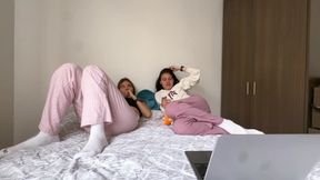 Dos mujeres se masturban viendo videos calientes