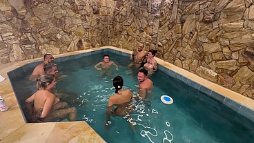 ORGIA COM OS AMIGOS NA PISCINA DO MOTEL
