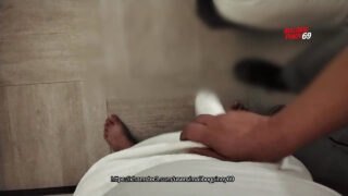 Kalın, tombul Asyalı babalar amatör anal ilişki sırasında penisi emiyor ve derinden içine alıyorlar.