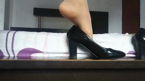 How beautiful she is with pantyhose and big crossed legs (7)