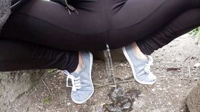 Outdoor desperation and pissing in my leggings