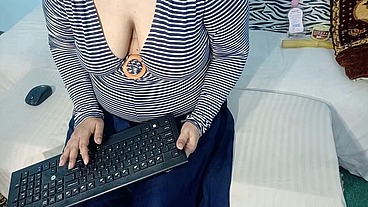 Cheating Wife showing Big ass, Big boobs and Hairy Pussy in three Live Sex desi shows, Husband makes Bbw go Viral