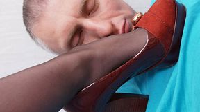 Man`s face shows that he likes when girl`s heels are on it, g465x (slide show) 2160p