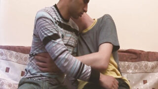 Frekke unge homofile gir blowjob og handjob før stor kuk bareback knuller