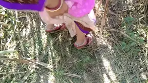 Gaon wali Bhabhi ko jungle ke khet me jhuka kar choda