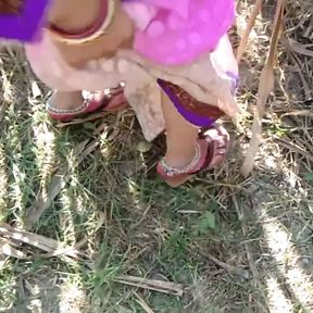 Gaon wali Bhabhi ko jungle ke khet me jhuka kar choda