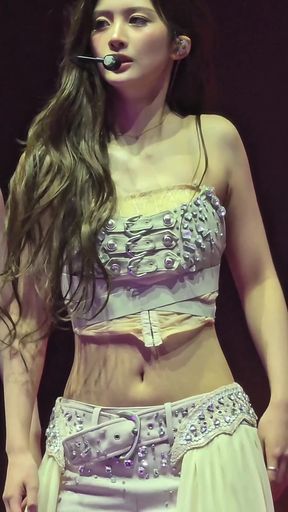 Curvy Asian K-pop fan shows off her belly button