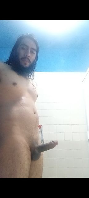 V&iacute;ctor Rojas masturbates in the shower, in Cuernavaca