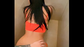 Sexo con mi mejor amiga en el ba&ntilde_o p&uacute_blico de la universidad