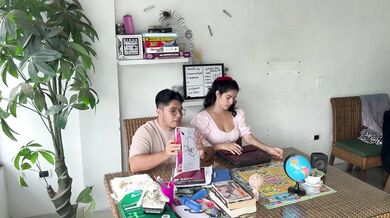 estudiante cachonda deja que su tutor la penetre