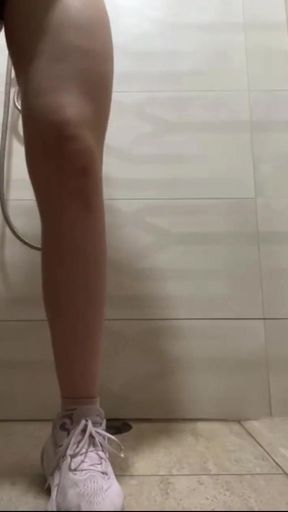 Extreme squirting in the public gym with jucielussie   Clip 2