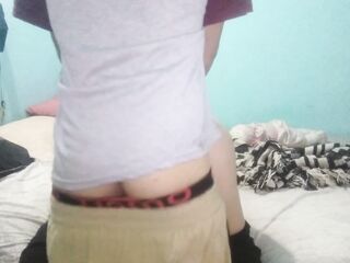 Se pone en cuatro desnuda sobre la cama y tenemos sexo de perrito