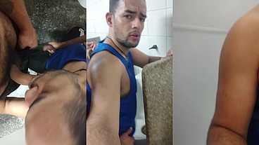 Um gay gostoso e com tesão no banheiro do shopping