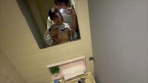 ナイトクラブにセックスしに来た女子大生。大きいちんこそうな男性を見つけたらト◯レに誘ってシてもらいました。