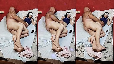 BEM NOVINHA ESSA BRANQUINHA E JA GOSTA DE TREPAR COM VELHOS